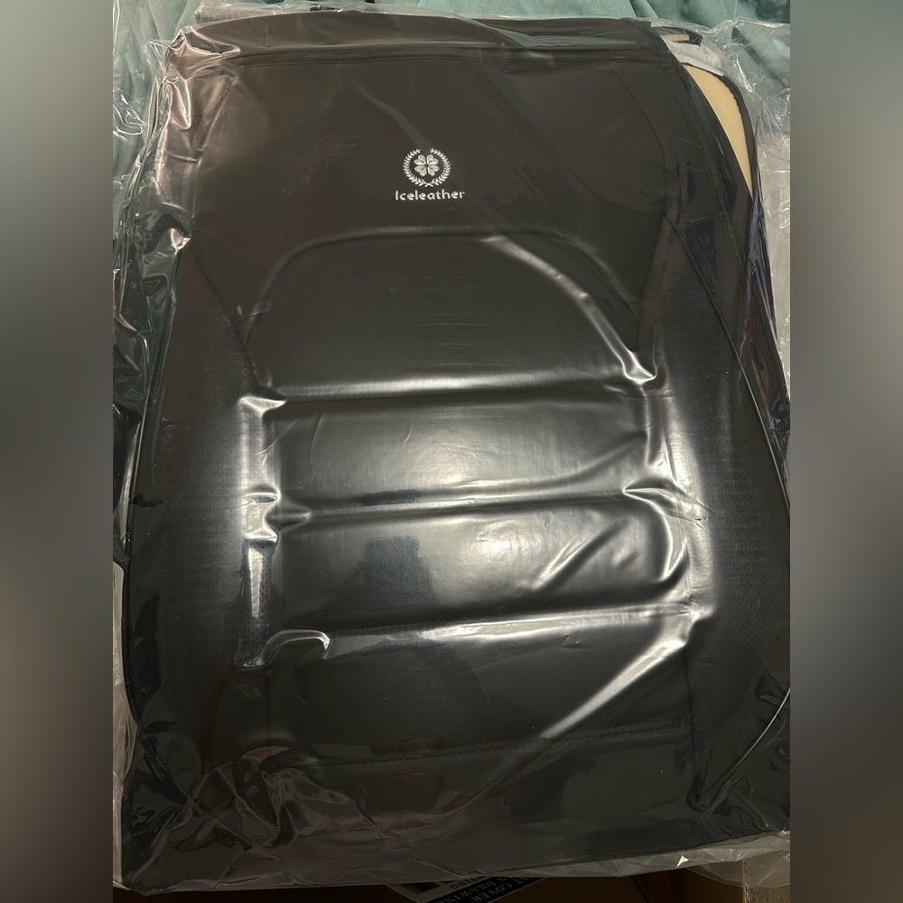 Iceleather cover seats in black. - Picture 2 of 5